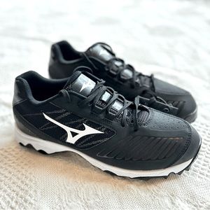 Women’s Mizuno baseball cleats